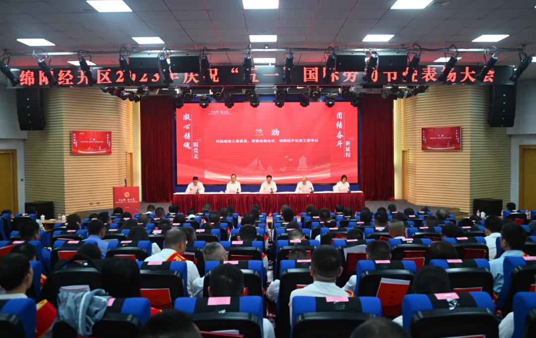 喜報(bào)！我司員工趙啟華榮獲經(jīng)開(kāi)區(qū)金牌工匠稱(chēng)號(hào)